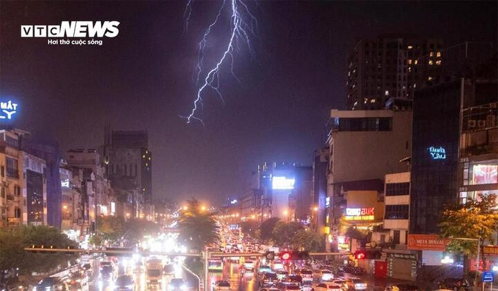 Dự báo từ chiều nay, Hà Nội và các tỉnh, thành miền Bắc hứng mưa dông diện rộng. (Ảnh minh hoạ: Viên Minh)