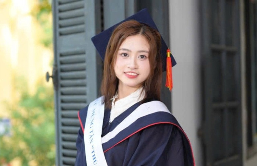 Nguyễn Phương Ngân, cô gái 23 tuổi vừa trở thành thủ khoa đầu ra của Đại học Dược Hà Nội. Ảnh: vnExpress