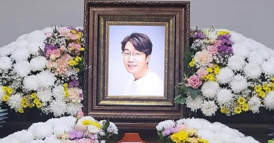 Không khí đau buồn bao trùm đám tang nam diễn viên 55 tuổi qua đời trong ô tô