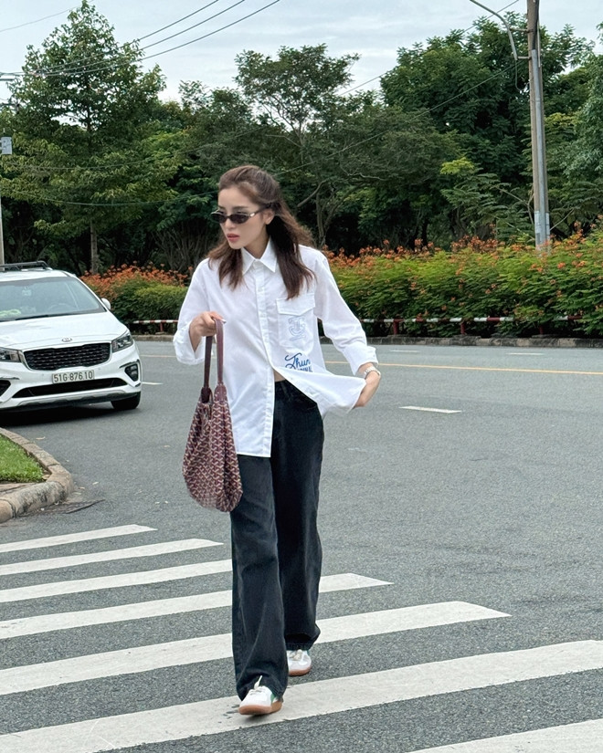 Kỳ Duyên mix đồ với quần jeans cực chất Vbiz khó ai sánh bằng