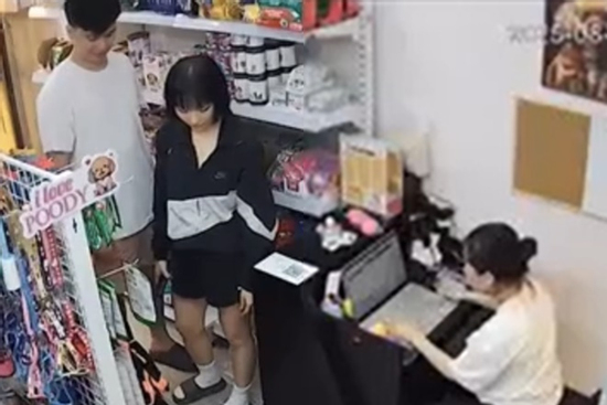Miu Lê bị 'leak' clip hẹn hò riêng tư với tình mới kém 5 tuổi, chủ quán nhận 'mưa' phẫn nộ