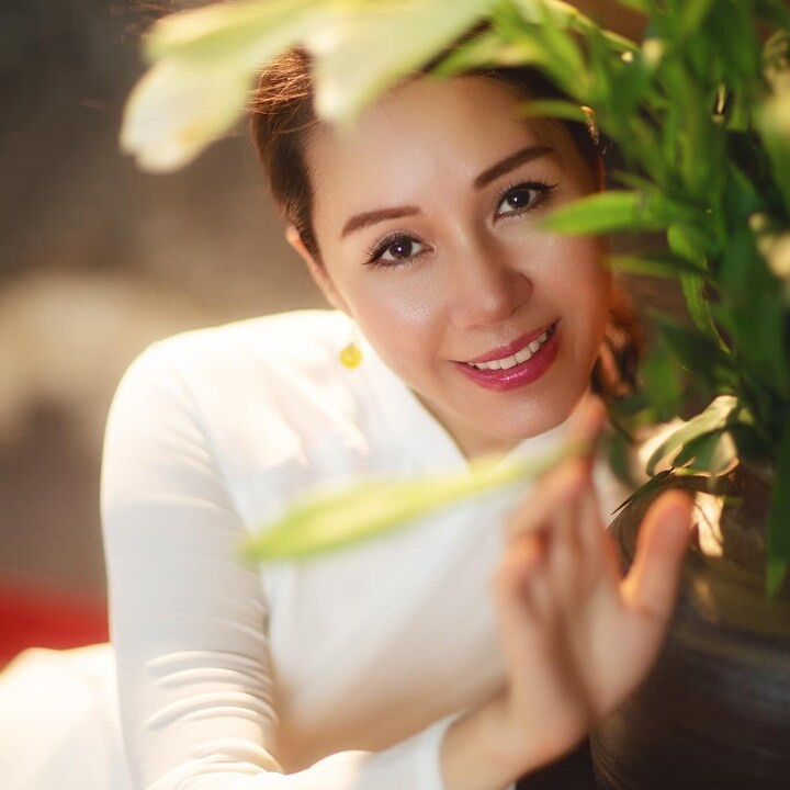 Tuy nhiên, khi đang ở đỉnh cao nghệ thuật thì cô chuyển hướng sang làm tiếp viên hàng không.