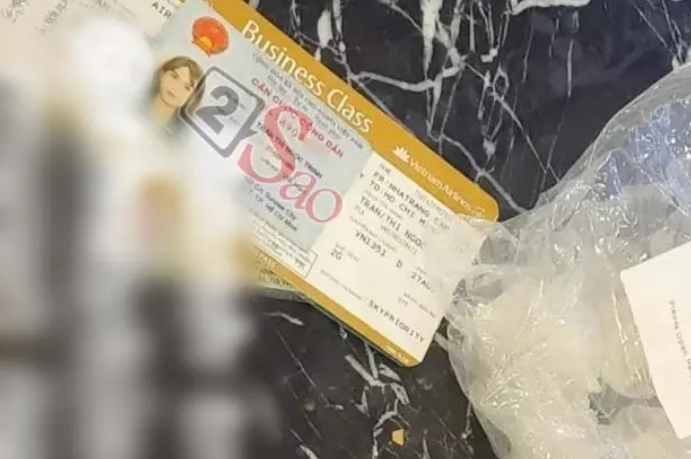 Trợ lý trượt tay để lộ ảnh thẻ của Ngọc Trinh với nhan sắc gây tranh cãi