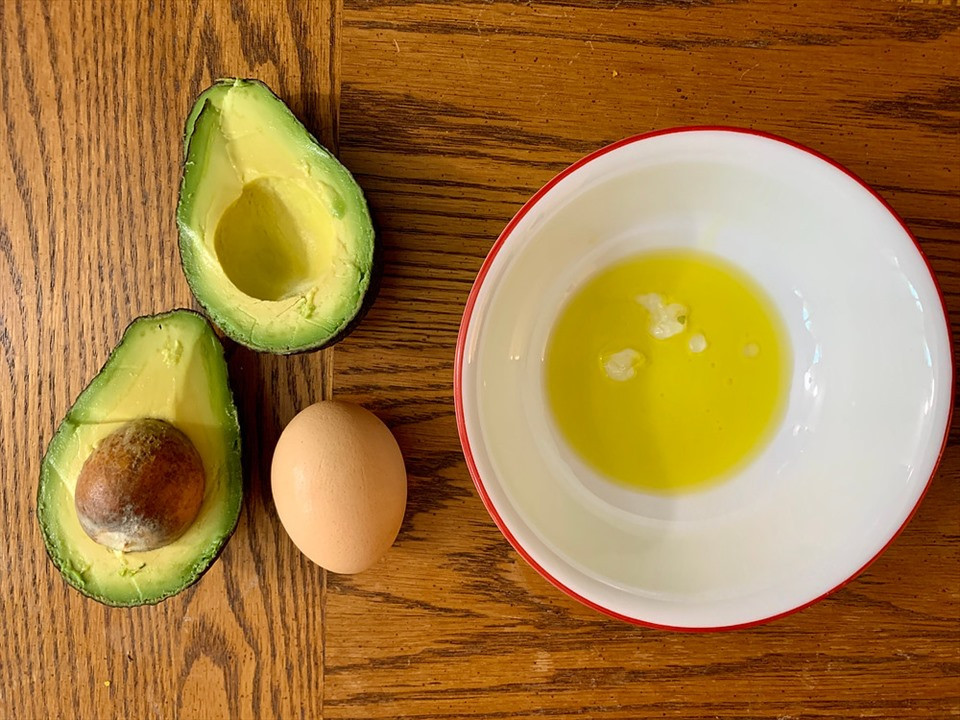 Ủ tóc bằng quả bơ giúp kích thích mọc tóc nhanh chóng, căng bóng mềm mượt - Ảnh 3.