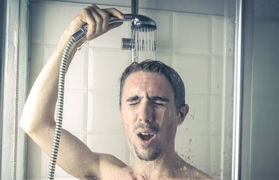 Vì sao không nên tắm nước lạnh vào ngày nắng nóng dữ dội?