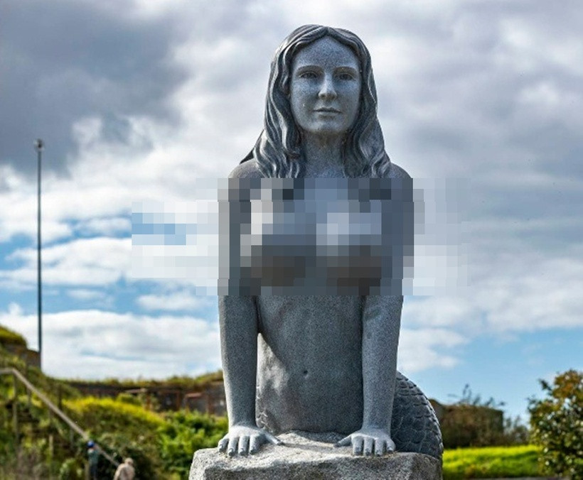 Bức tượng nàng tiên cá 14 tấn tại pháo đài Dragor ở Đan Mạch. Ảnh: Radek Boucek