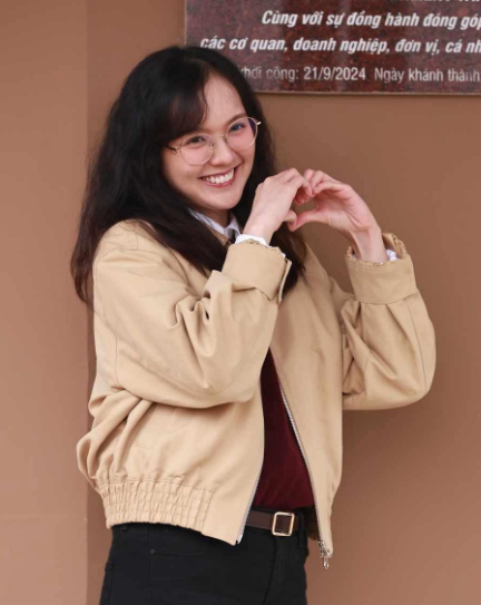 Cùng để tóc mái bằng giống Thiều Bảo Trâm nhưng Hải Tú lại bị chê tơi tả