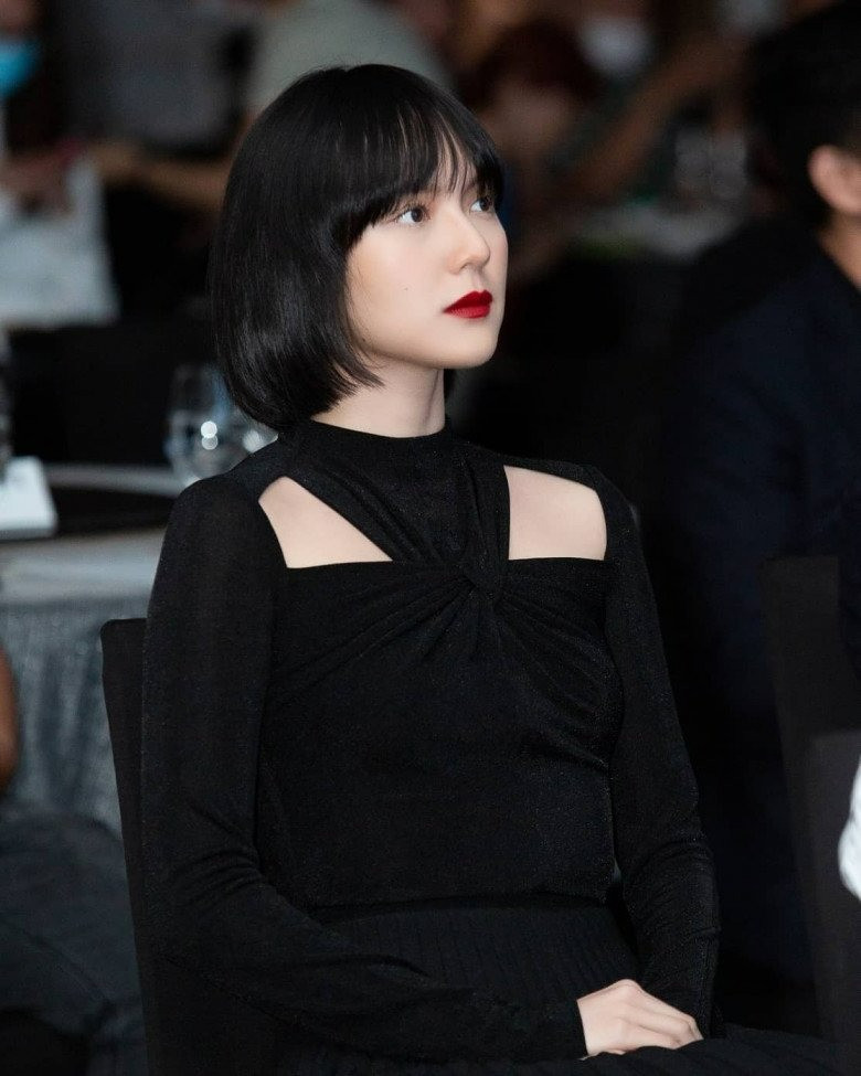 Cùng để tóc mái bằng giống Thiều Bảo Trâm nhưng Hải Tú lại bị chê tơi tả