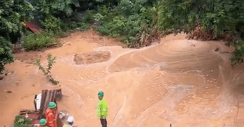 Hà Nội: Bùn nhão bất ngờ phun tràn ngõ Núi Trúc, dày đến 20cm