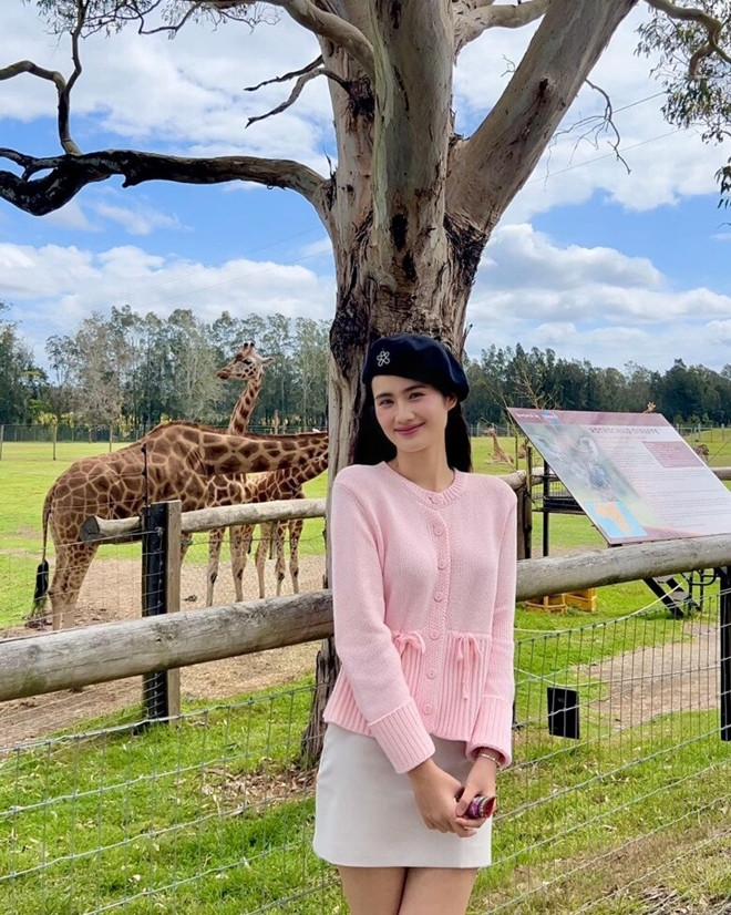 Hoa hậu Ý Nhi khoe gu thời trang đẳng cấp khi du học tại Úc