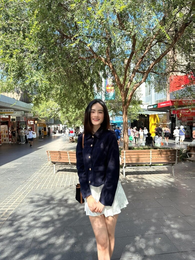 Hoa hậu Ý Nhi khoe gu thời trang đẳng cấp khi du học tại Úc