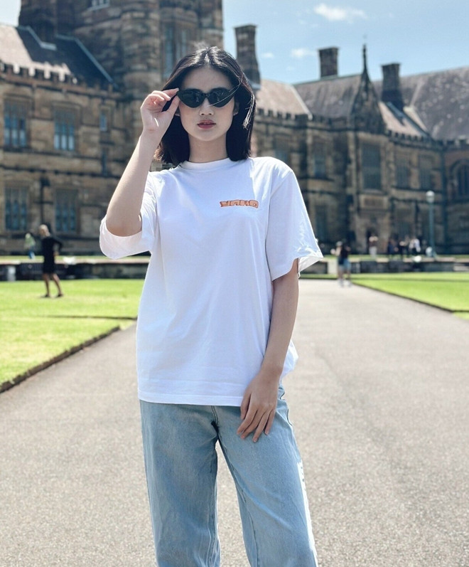 Hoa hậu Ý Nhi khoe gu thời trang đẳng cấp khi du học tại Úc