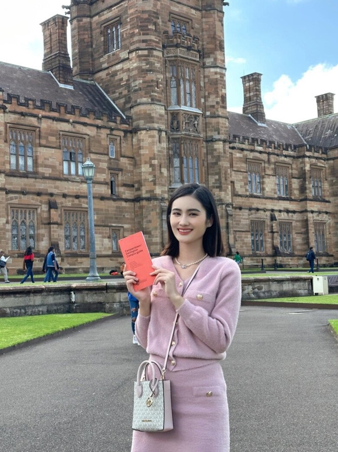 Hoa hậu Ý Nhi khoe gu thời trang đẳng cấp khi du học tại Úc