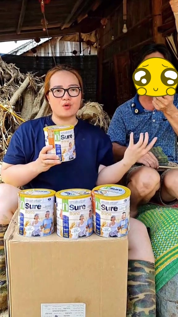 Hoàng Hường livestream bán sữa xương khớp giữa vùng lũ: Người xem phản đối, lo sợ về chất lượng- Ảnh 6.