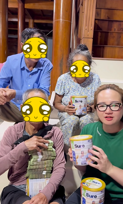 Hoàng Hường livestream bán sữa xương khớp giữa vùng lũ: Người xem phản đối, lo sợ về chất lượng- Ảnh 5.