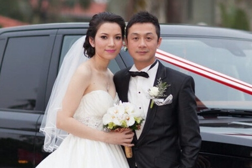 Hôn nhân kín tiếng của 'nam thần VTV' bên bà xã kém 14 tuổi, từng thi hoa hậu