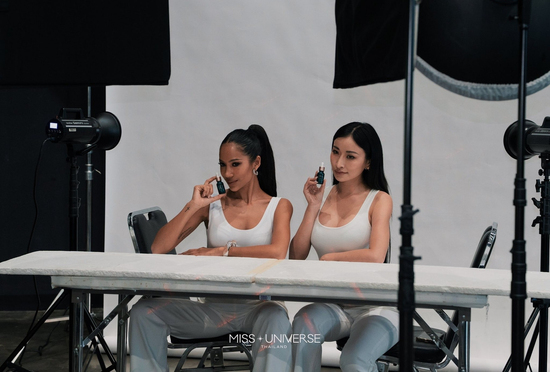 Thí sinh Hoa hậu Hoàn vũ Thái Lan bật khóc vì bị bắt livestream