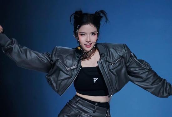 1 Chị Đẹp đi hát hội chợ miễn phí ở Trung Quốc, bị MC gọi là 'du khách nước ngoài có ca khúc riêng'