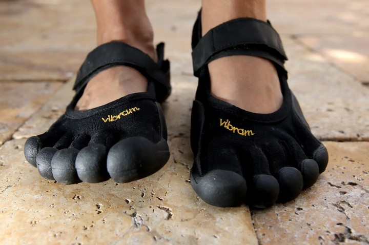 Giày Vibram FiveFingers là sản phẩm giống găng tay với các khe riêng biệt cho mỗi ngón chân. (Ảnh: Getty)