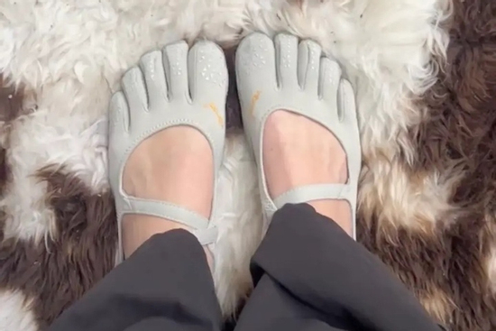 'Bao cao su dành cho chân' từng bị chế giễu thậm tệ trở thành hot trend hè 2025