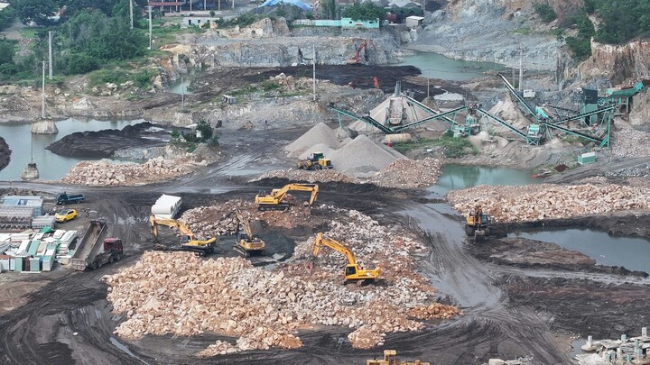 Hơn 7.000 m3 đá bị khai thác trái phép. (Ảnh: Công an TP.HCM)