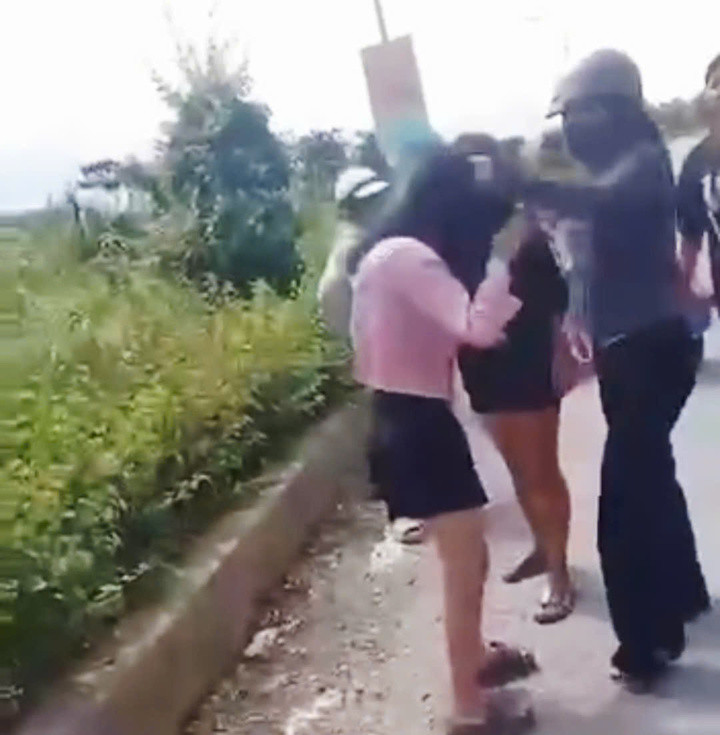 Hình ảnh cháu N. bị nhóm người vây đánh. (Ảnh cắt từ clip)