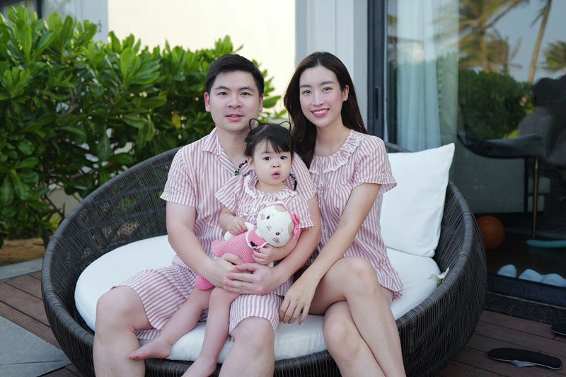 Chồng chủ tịch của Đỗ Mỹ Linh bị chụp lén khi đi dự tiệc diện mạo ra sao