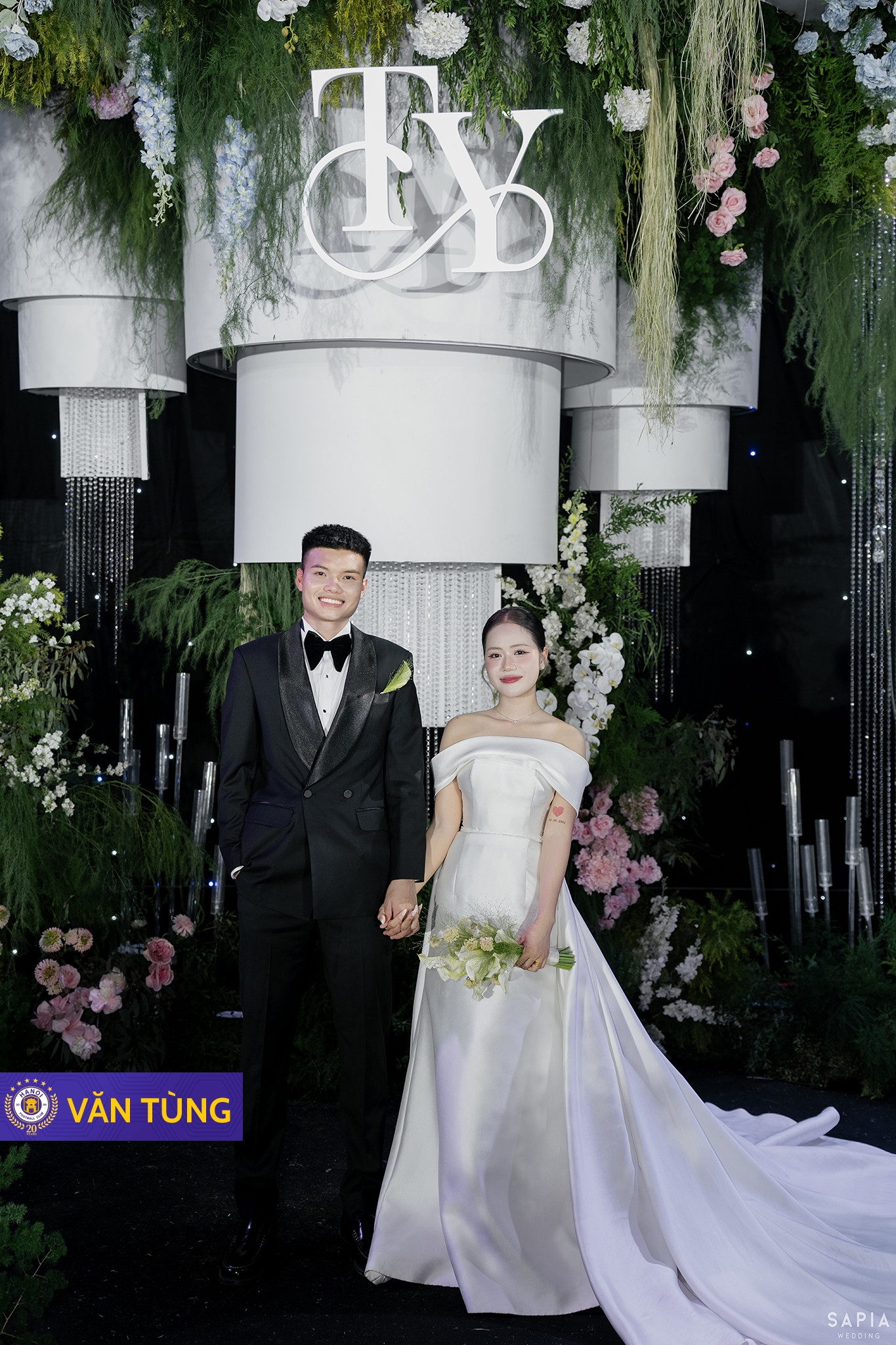 Chồng chủ tịch của Đỗ Mỹ Linh bị chụp lén khi đi dự tiệc diện mạo ra sao