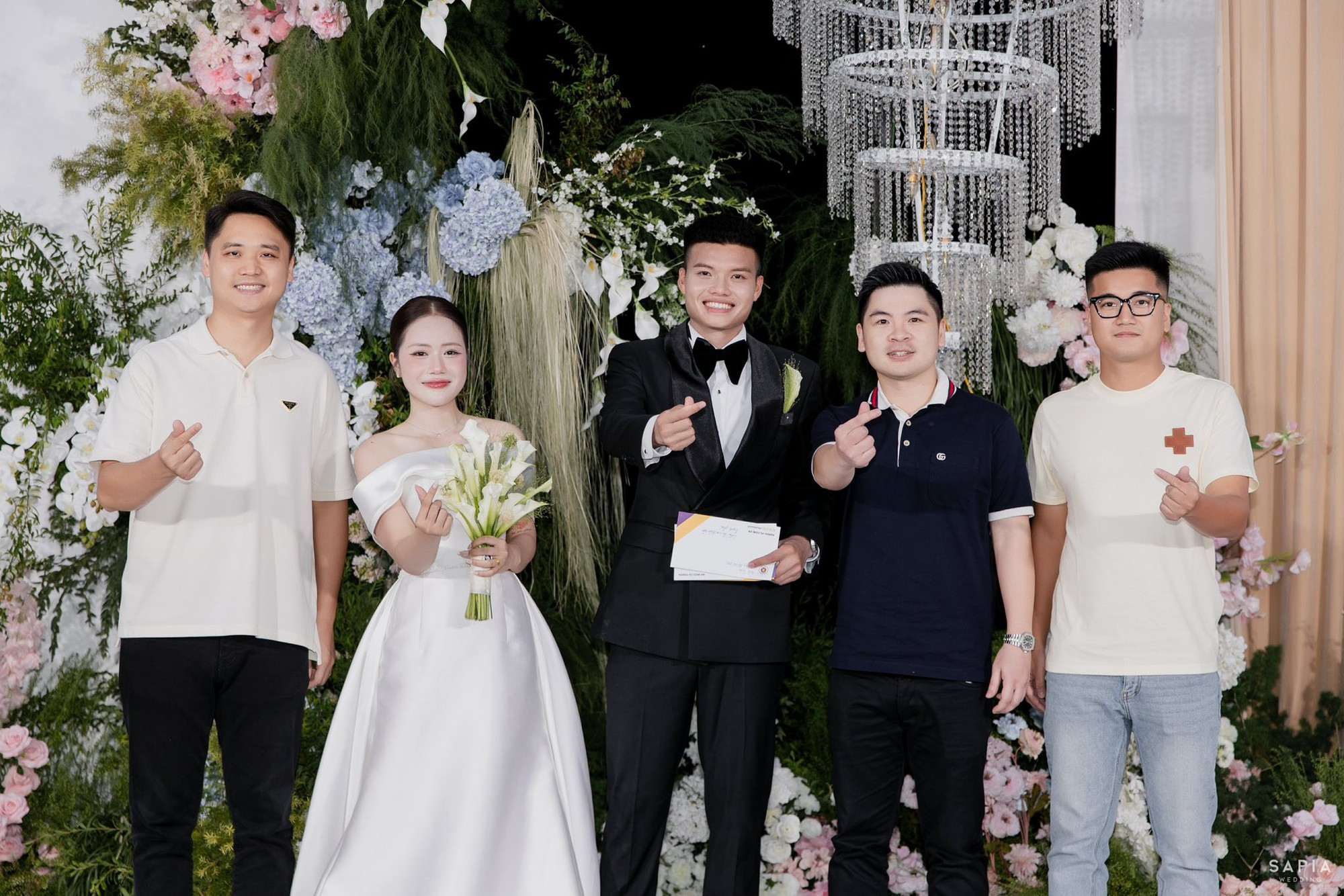 Chồng chủ tịch của Đỗ Mỹ Linh bị chụp lén khi đi dự tiệc diện mạo ra sao