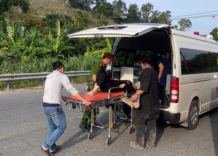 Nhờ sự hỗ trợ kịp thời của lực lượng công an, thai phụ ở Đà Nẵng được đưa đến bệnh viện. (Ảnh: C.A)