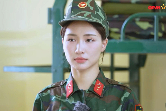 Hòa Minzy bị nhắc nhở và tịch thu đồ ở 'Sao nhập ngũ 2025'