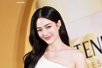 Mỹ nhân hất cẳng Jennie (BLACKPINK): Nữ thần bách hợp sắc vóc đẹp miễn chê