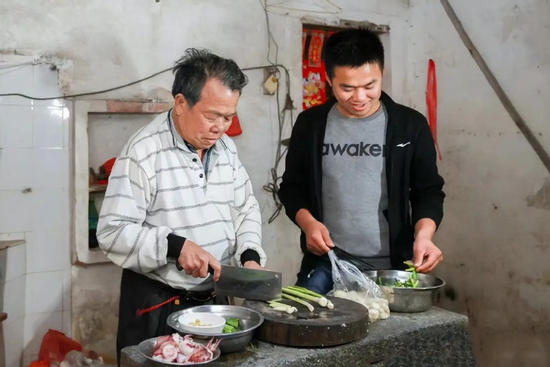 Tìm được cha ruột sau 13 năm thất lạc nhờ một món ăn gợi nhớ hương quê