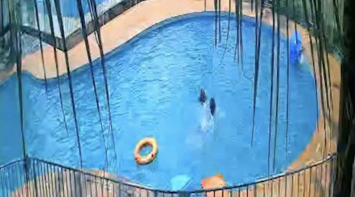 Hồ bơi nơi bé gái bị đuối nước.