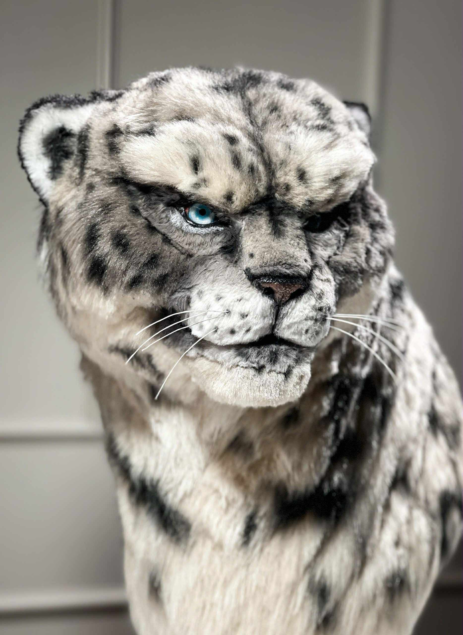 Chàng trai TP.HCM gây sốt với mô hình báo tuyết thủ công 'đẹp như sản phẩm AI' - 2