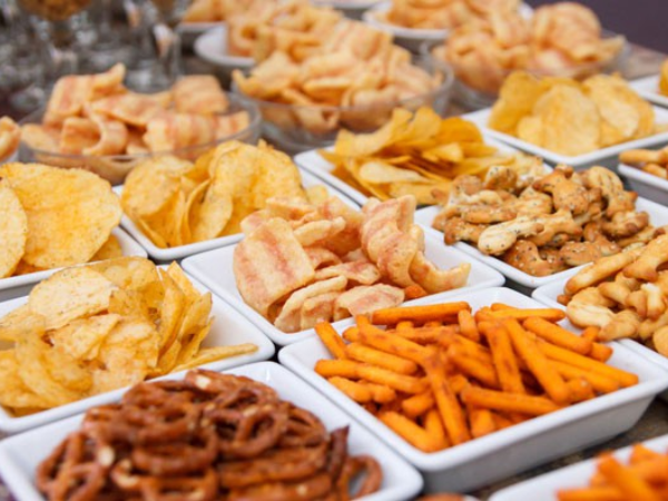 Điểm danh 3 món ăn vặt vạn người mê nhưng âm thầm 'hút cạn' collagen da - Ảnh 2