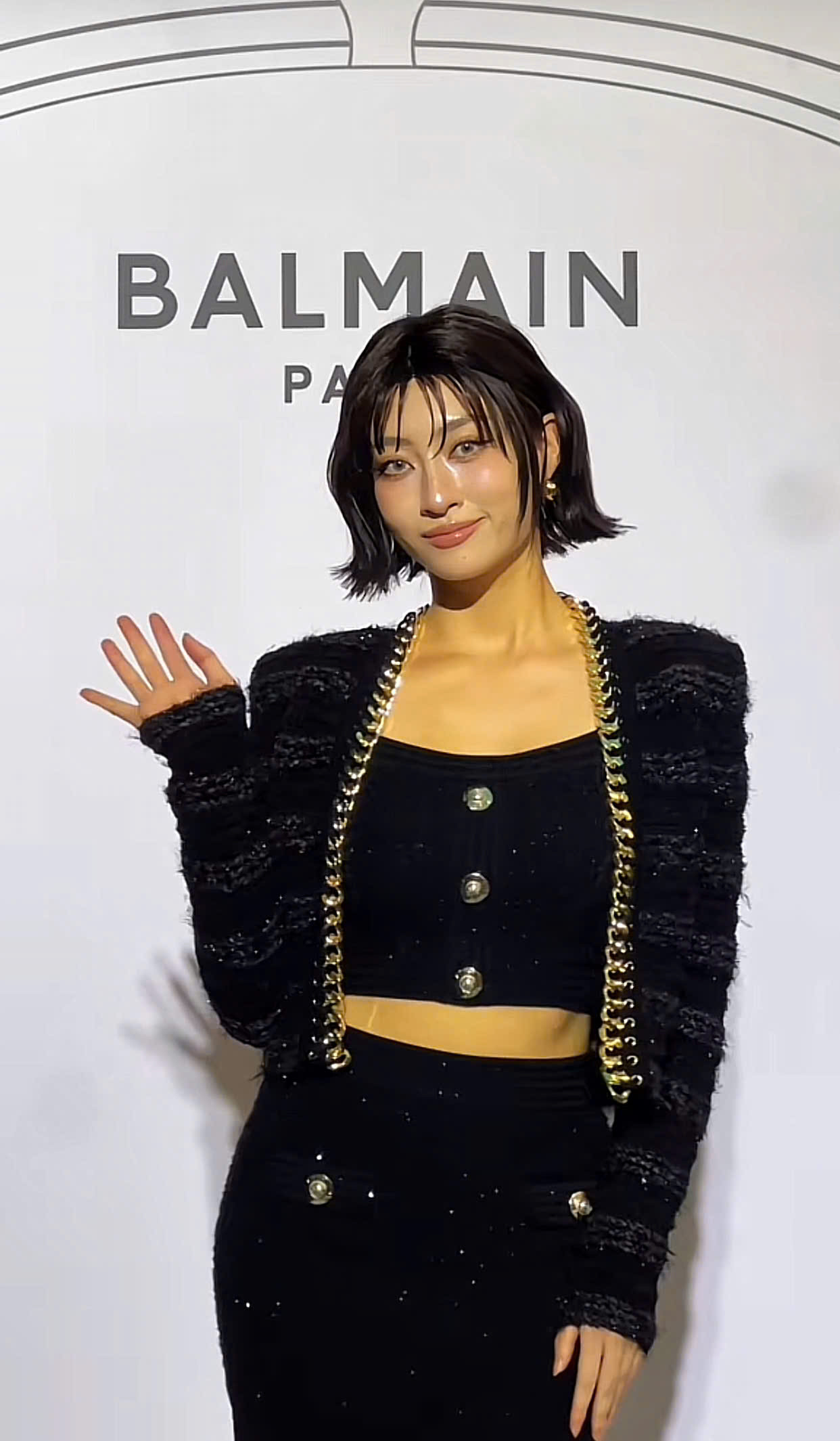 Lương Thùy Linh xuất hiện lạ hoắc qua cam thường giữa ồn ào bán hàng kém chất lượng