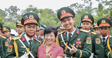 MC Thảo Vân xúc động khi giao lưu, tặng quà các chiến sĩ trước lễ 2/9