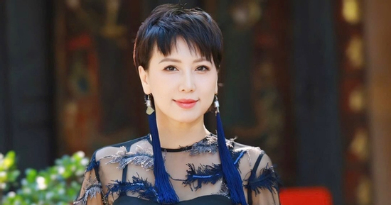 Mẹ vợ hot nhất làng bóng khoe chân dài cực phẩm