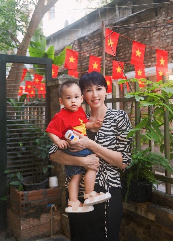 Mẹ vợ hot nhất làng bóng khoe chân dài cực phẩm - Ảnh 4.