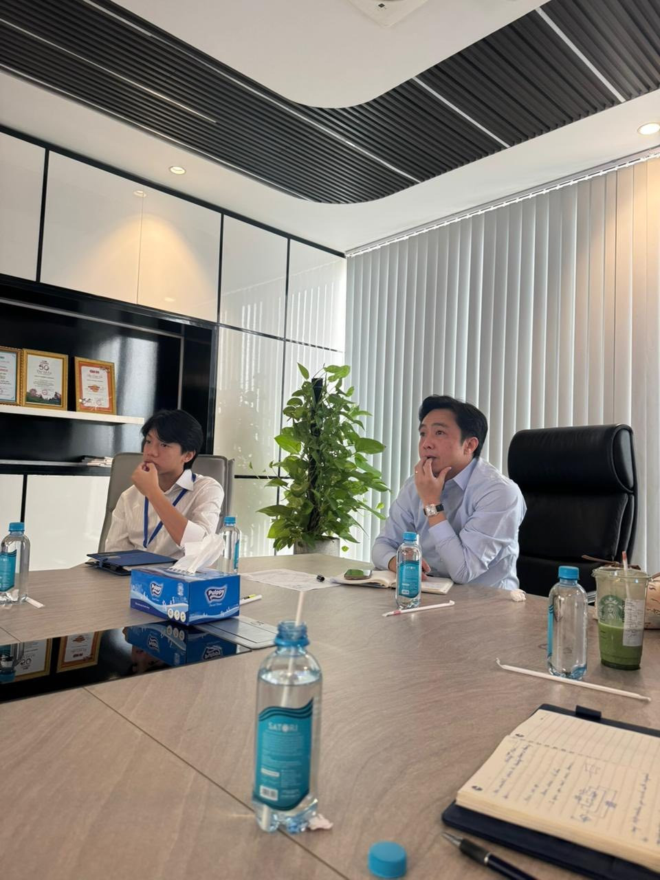 Quý tử nhà Cường Đô La Hồ Ngọc Hà làm phục vụ pha chế