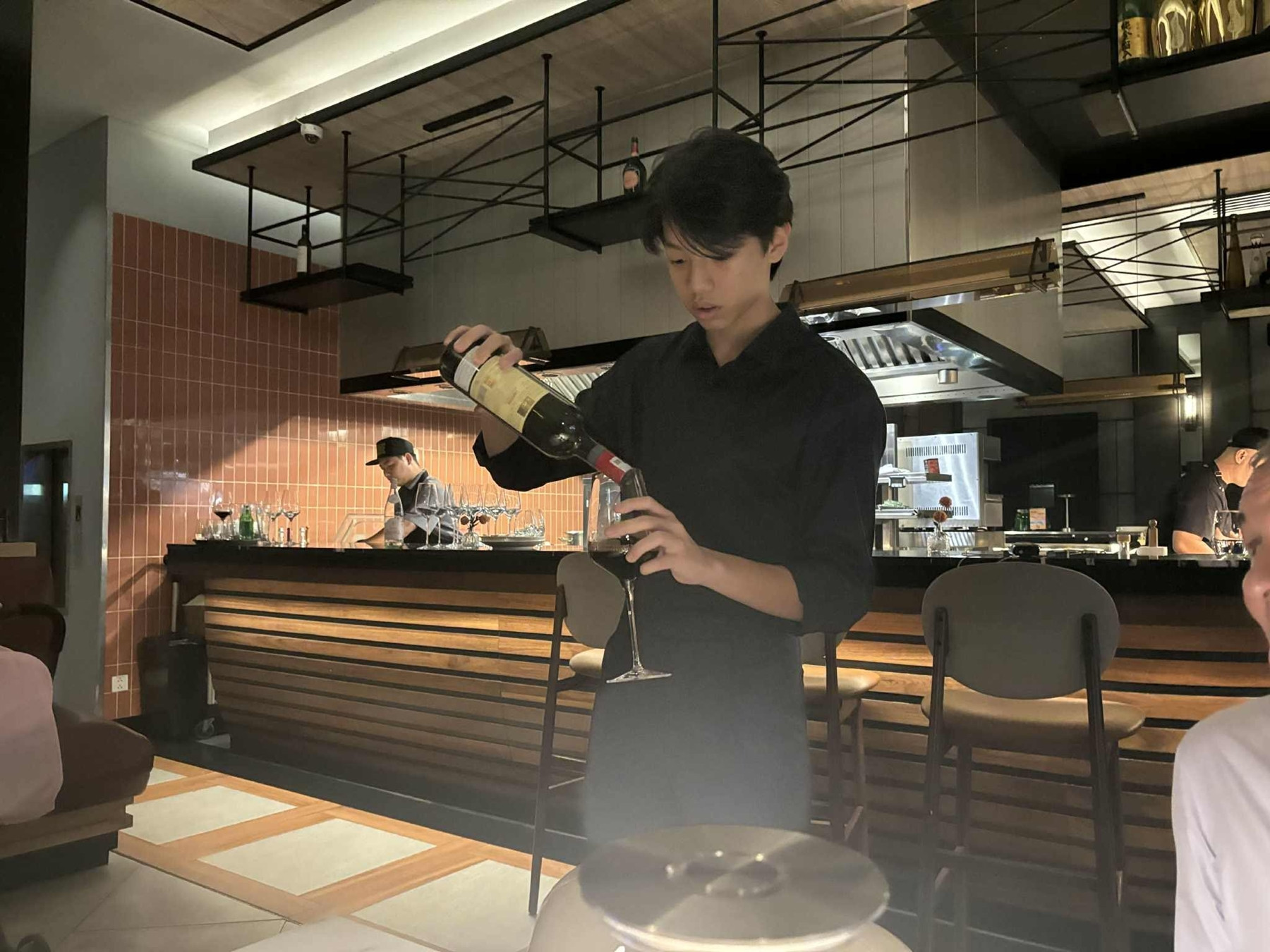 Quý tử nhà Cường Đô La  Hồ Ngọc Hà làm phục vụ pha chế