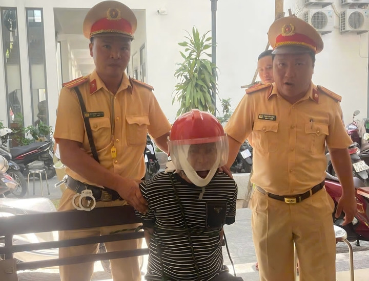 Kẻ ngáo đá bị lực lượng CSGT khống chế. (Ảnh: CA)