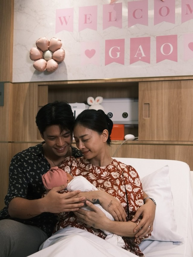 Chồng Ngô Thanh Vân hé lộ hình ảnh đặc biệt của vợ và con gái sau khi vượt cạn thành công