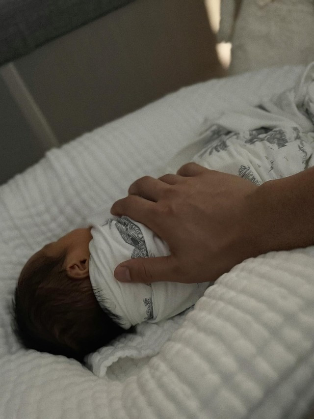 Chồng Ngô Thanh Vân hé lộ hình ảnh đặc biệt của vợ và con gái sau khi vượt cạn thành công