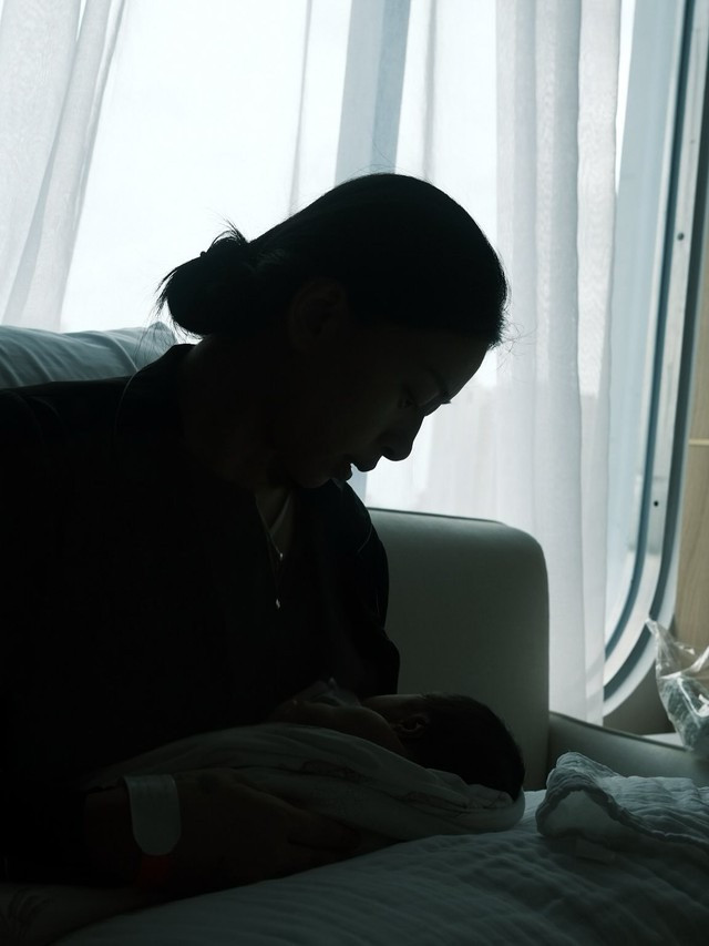 Chồng Ngô Thanh Vân hé lộ hình ảnh đặc biệt của vợ và con gái sau khi vượt cạn thành công