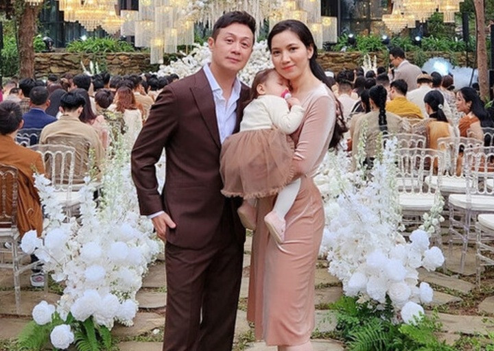 Hôn nhân kín tiếng của 'nam thần VTV' bên bà xã kém 14 tuổi, từng thi hoa hậu - Ảnh 4.