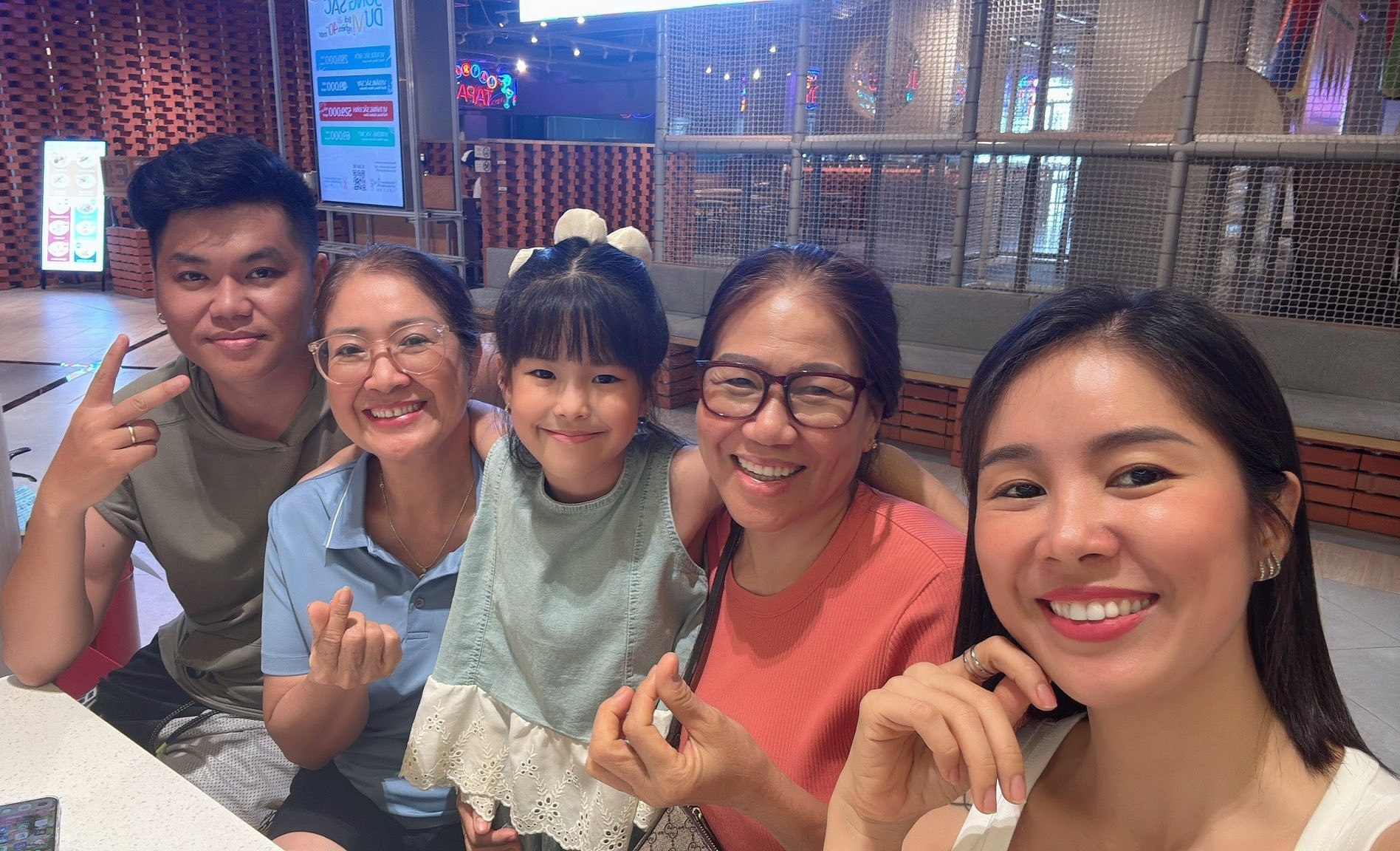 Lê Phương kỉ niệm 8 năm ngày cưới giản dị bất ngờ