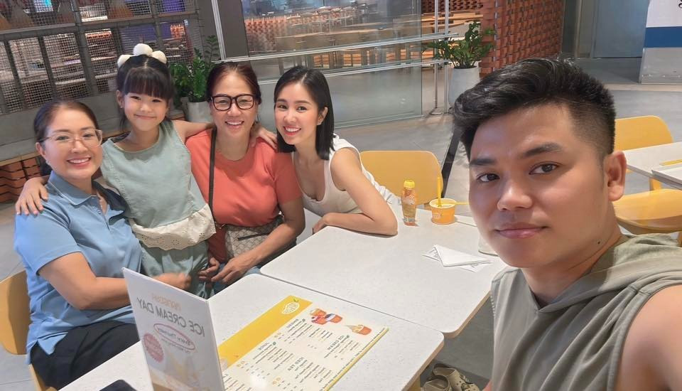 Lê Phương kỉ niệm 8 năm ngày cưới giản dị bất ngờ