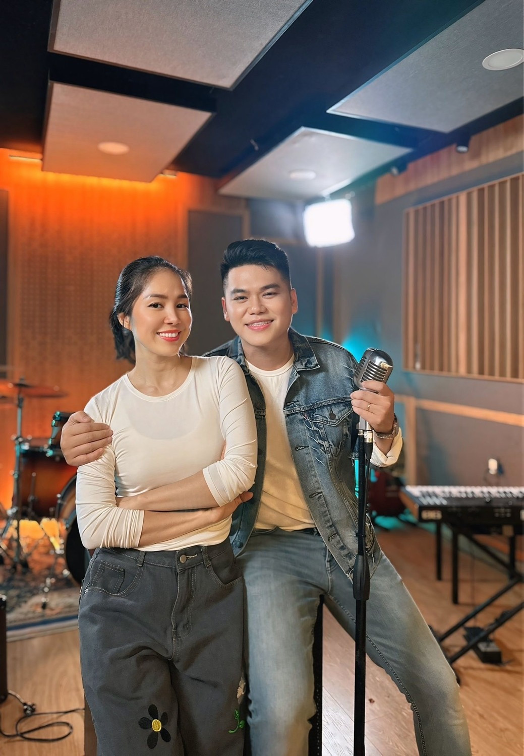 Lê Phương kỉ niệm 8 năm ngày cưới giản dị bất ngờ